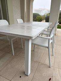 Tavolo da esterno con sedie