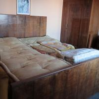 camera da letto antica con armadio e cassettiera