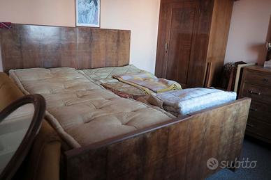 camera da letto antica con armadio e cassettiera