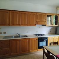 Cucina completa di piano cottura e forno