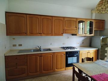 Cucina completa di piano cottura e forno