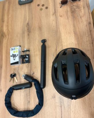 Kit accessori bici- casco, luchetto, pompa