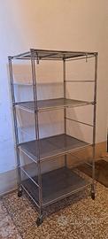 Carrello metallico alto con rotelle.