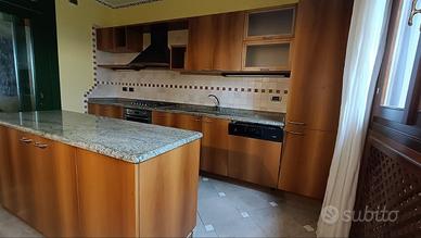 Cucina con isola + ripiani in marmo grigio