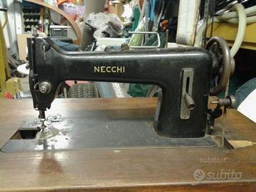Macchina da cucire antica Necchi