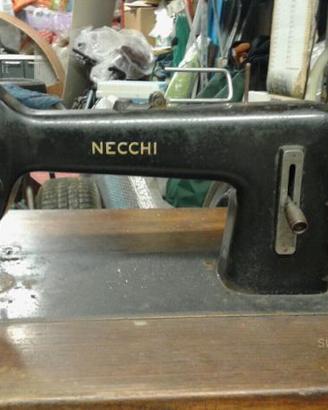 Macchina da cucire antica Necchi