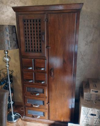 Mobile antico in legno massiccio