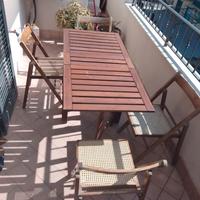 Tavolo in legno esterno/interno e quattro sedie