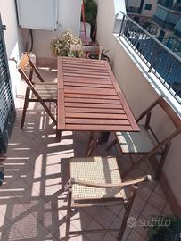 Tavolo in legno esterno/interno e quattro sedie