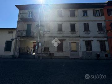 2 LOCALI A LAZZATE