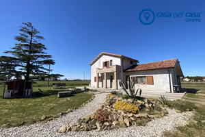 Villa singola con ampio parco e garage