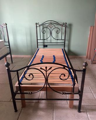 Letto in ferro battuto di artigianato