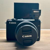 Canon EOS M100 con obiettivo