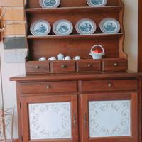 credenza con piattaia 