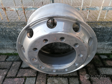 Cerchioni in lega e copricerchi acciaio per camion