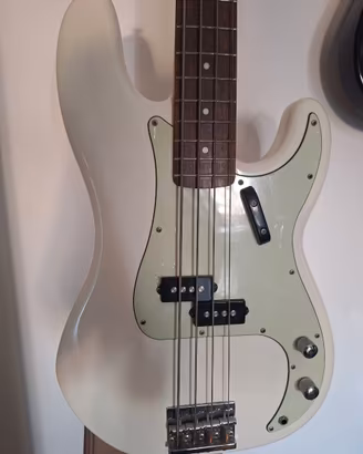 Squier by fender precision bass