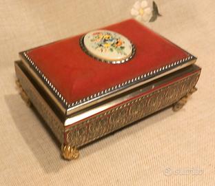 Scatola di latta vintage rettangolare
con cameo a