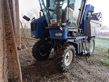 Due vendemmiatrici new holland