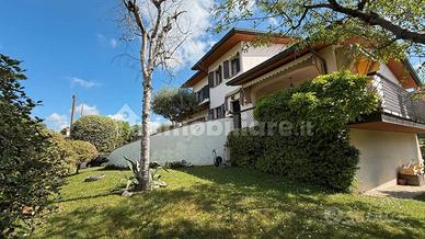 Bifamiliare anni '70 con giardino Mira Centro