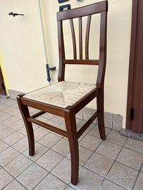 Quattro sedie in legno e paglia