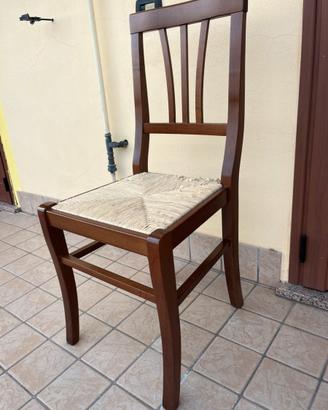 Quattro sedie in legno e paglia