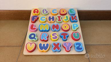 Gioco in legno per imparare l'alfabeto 
