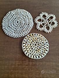 Sottopentola fatte con piccole conchiglie 