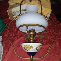 Lampadario vintage a petrolio in ottone e ceramica