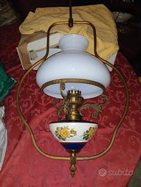 Lampadario vintage a petrolio in ottone e ceramica