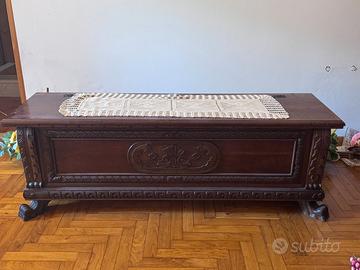 Divani,letti, mobilio vario.