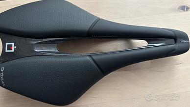 Sella Prologo Proxim W850 - 143mm - Carbonio