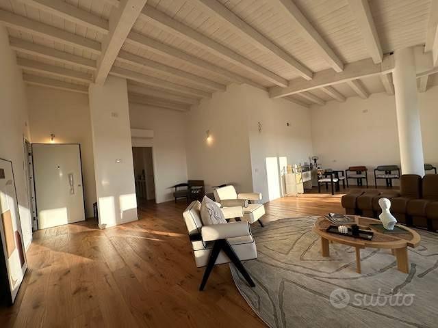 Appartamento di 150 m² con 4 locali e box auto a T - Vista 2