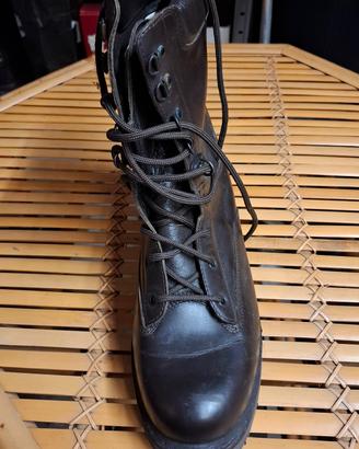 scarpa a stivaletto per uomo.