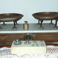 Antica bilancia a due piatti vintage 