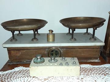 Antica bilancia a due piatti vintage 