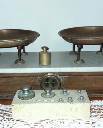 Antica bilancia a due piatti vintage 