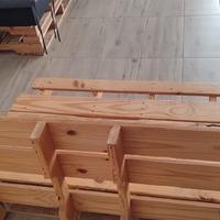 Divani fabbricato a mano in legno con cuscini.