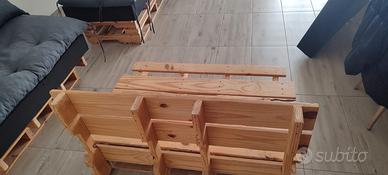 Divani fabbricato a mano in legno con cuscini.