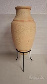 Anfora in terracotta con supporto