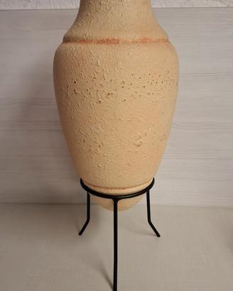 Anfora in terracotta con supporto
