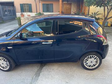 lancia y