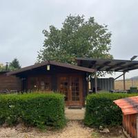 casa in legno e tettoia in ferro