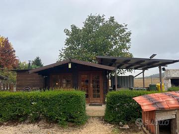 casa in legno e tettoia in ferro