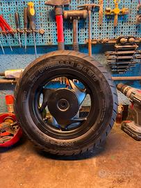 Gomma pirelli 100/90-10 con cerchio