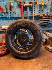Gomma pirelli 100/90-10 con cerchio
