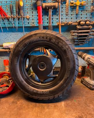 Gomma pirelli 100/90-10 con cerchio