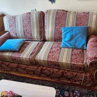 Divano con rivestimento tessile fantasia floreale