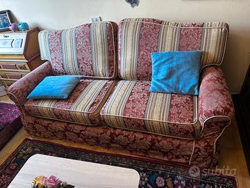 Divano con rivestimento tessile fantasia floreale