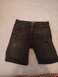 Shorts jeans neri con strappi 