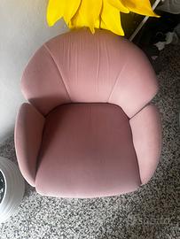 Poltroncina rosa cipria con gambe dorate